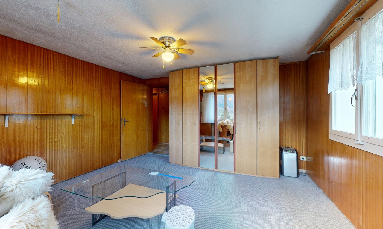 salon avec mur en bois, wood wall, lumière naturelle, natural light, et inside property