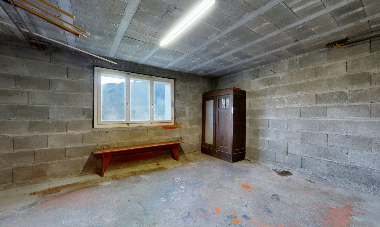 pièce vide avec unfinished concrete floor, sol en béton, concrete floor, mur en blocs de béton, et concrete block wall
