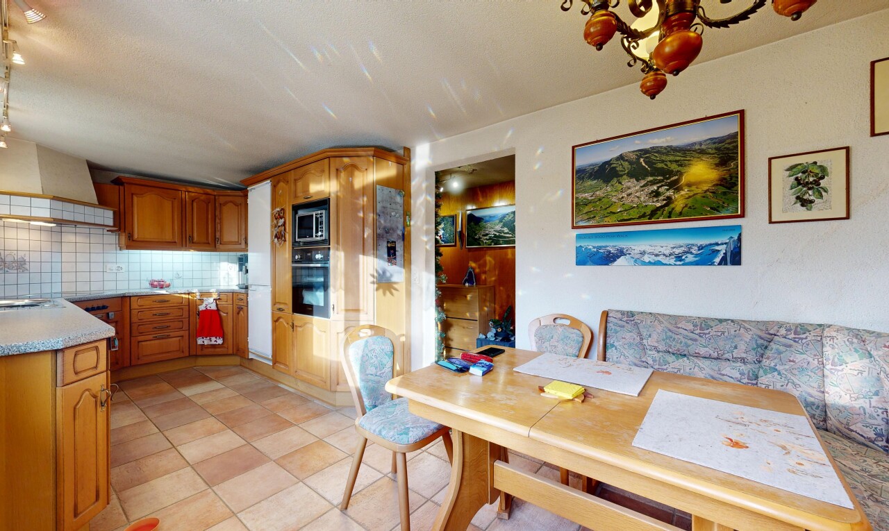 cuisine avec armoires en arc, armoires élevées, inside property, backsplash, et dosseret