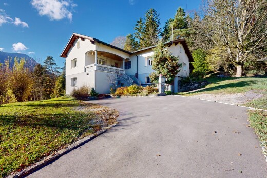 außenansicht mit treppen, day time, property visible, rasen, und stuckverkleidung