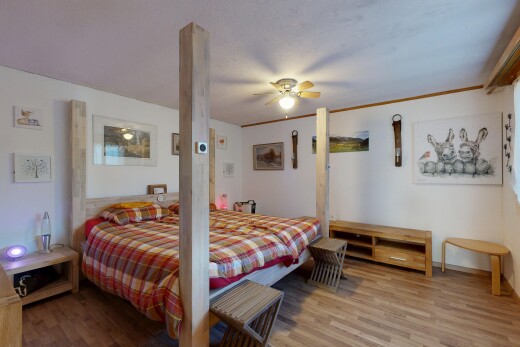 zimmer / schlafzimmer mit inside property, wood finish floor, holzfußboden, drywall, und gipskartonwand