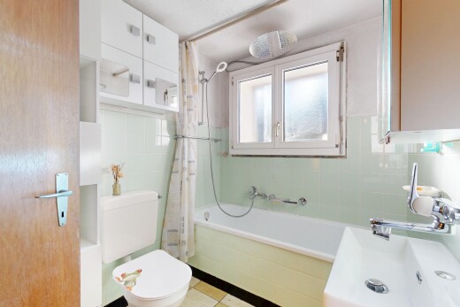 bad mit waschbecken, inside property, natürliches licht, natural light, und komplettes badezimmer