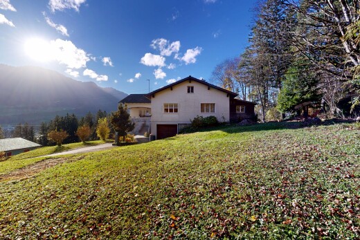 außenansicht mit property visible, rasen, eingebaute garage, kellergarage, und day time