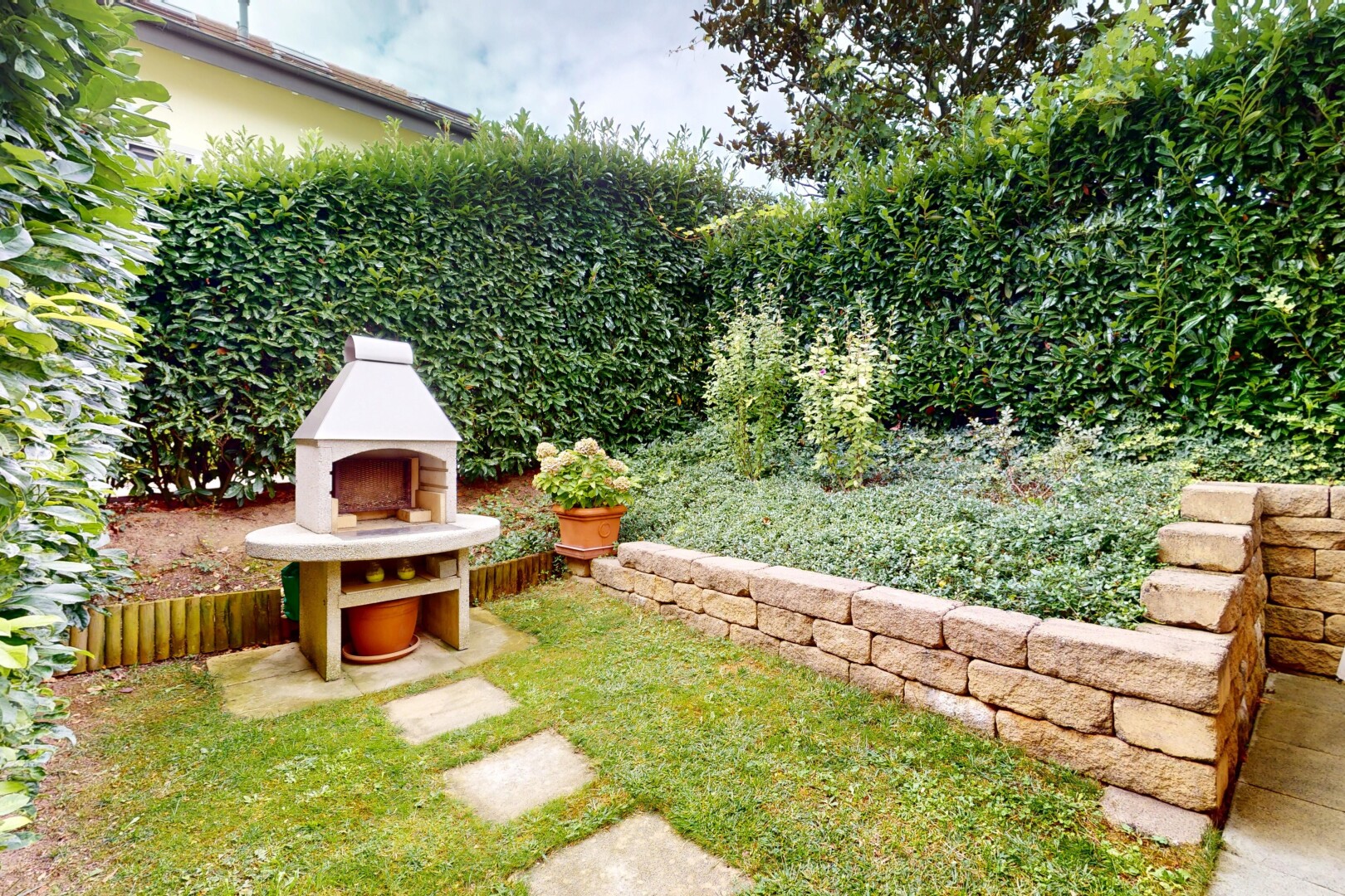 garten mit from property, kamin, overcast, und terrasse