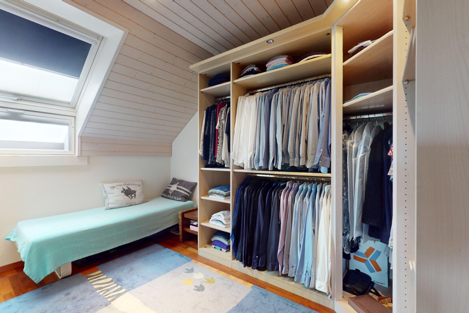 begehbarer kleiderschrank mit vaulted ceiling, dachschräge, wood finish floor, holzfußboden, und low ceiling