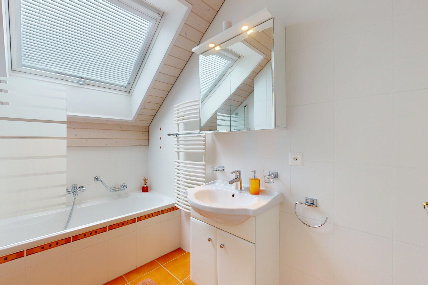 bad mit spiegel, schminktisch, bad, komplettes badezimmer, und inside property