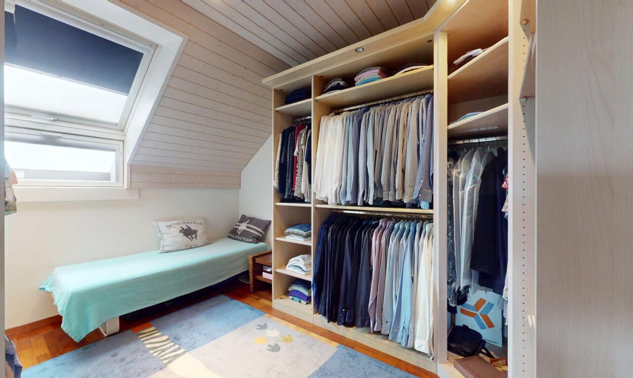 begehbarer kleiderschrank mit vaulted ceiling, dachschräge, wood finish floor, holzfußboden, und low ceiling