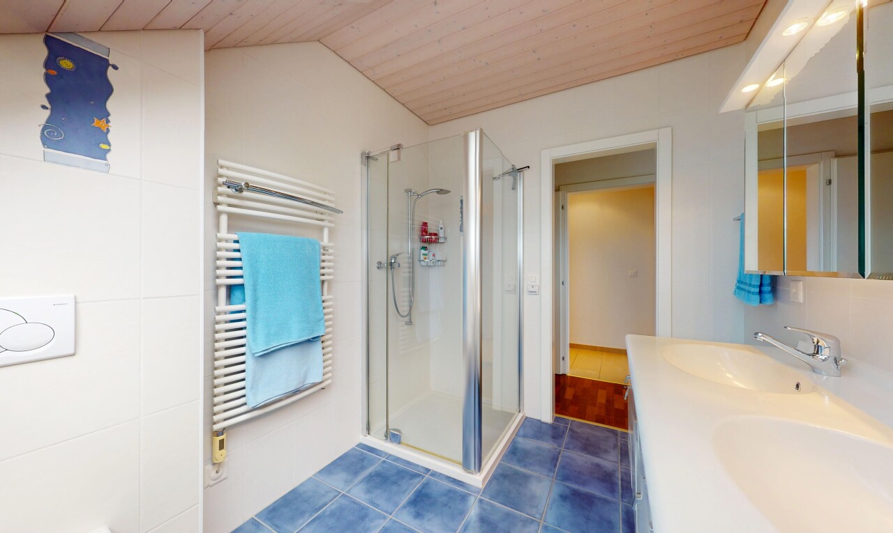 bad mit kühler, tile floor, fliesenboden, spiegel, und komplettes badezimmer