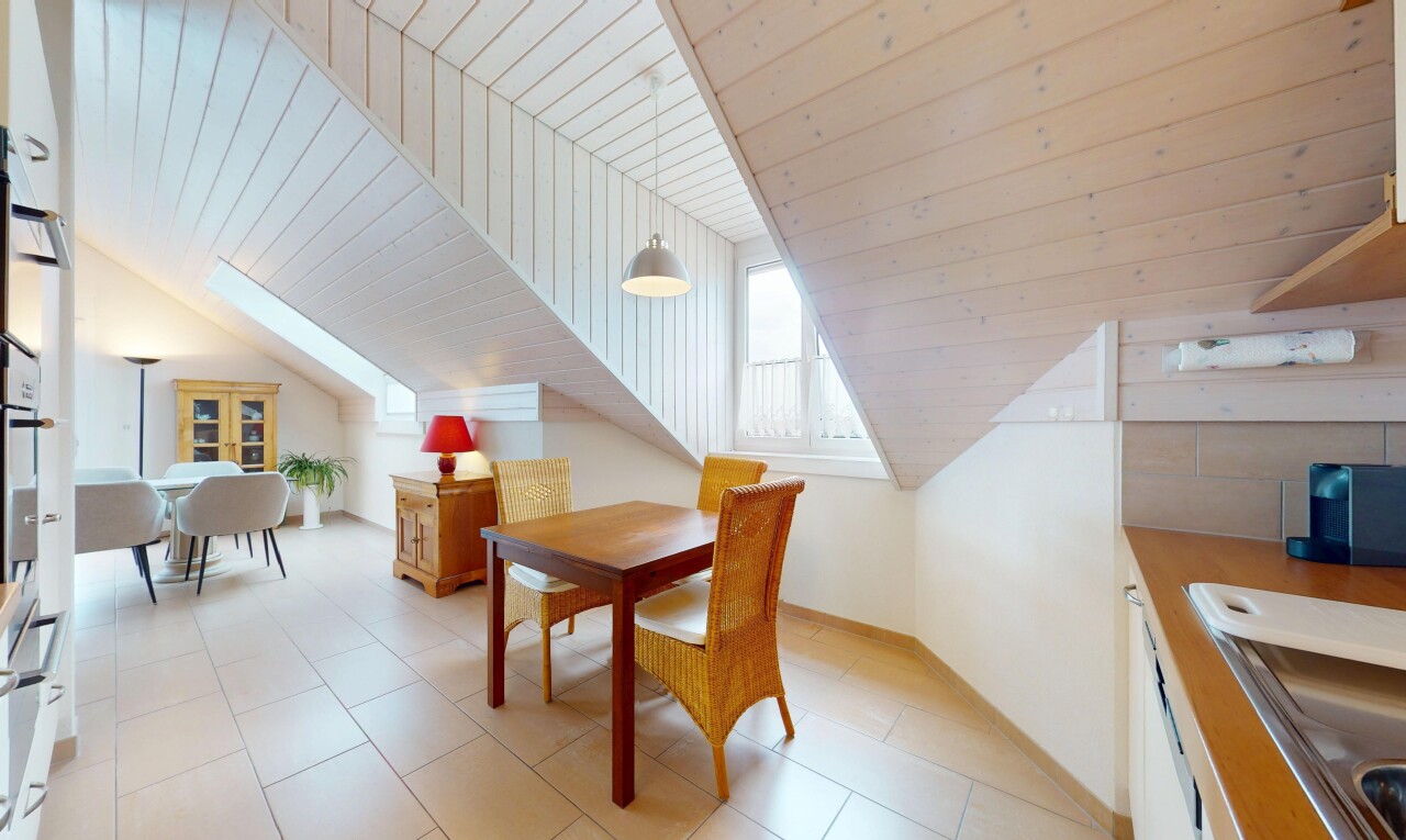 küche mit natural light, natürliches licht, inside property, vaulted ceiling, und dachschräge