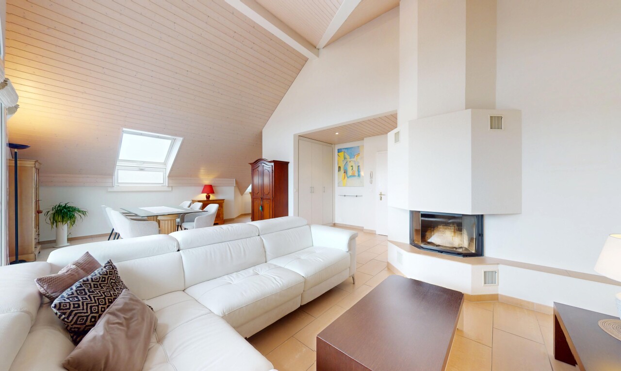 wohnzimmer mit dachfenster, balkendecke, beamed ceiling, gipskartonwand, und drywall