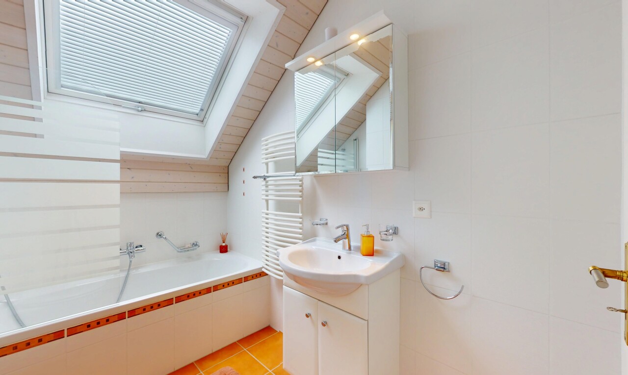 bad mit spiegel, schminktisch, bad, komplettes badezimmer, und inside property