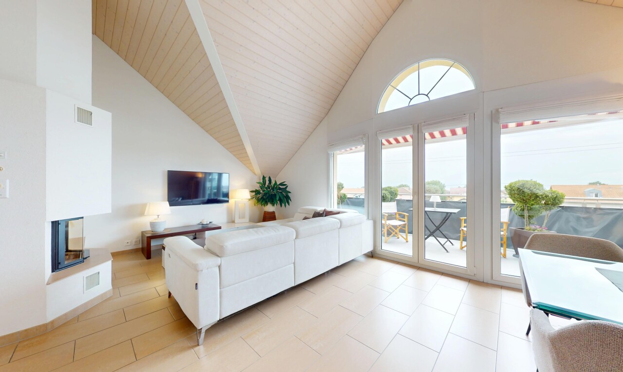 wohnzimmer mit dachschräge, vaulted ceiling, hohe decke, high ceiling, und fernseher