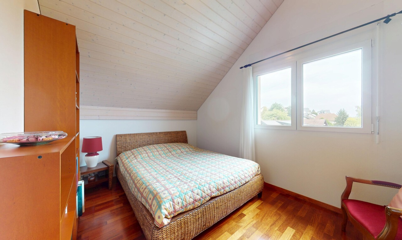 zimmer / schlafzimmer mit wood finish floor, holzfußboden, vaulted ceiling, dachschräge, und inside property