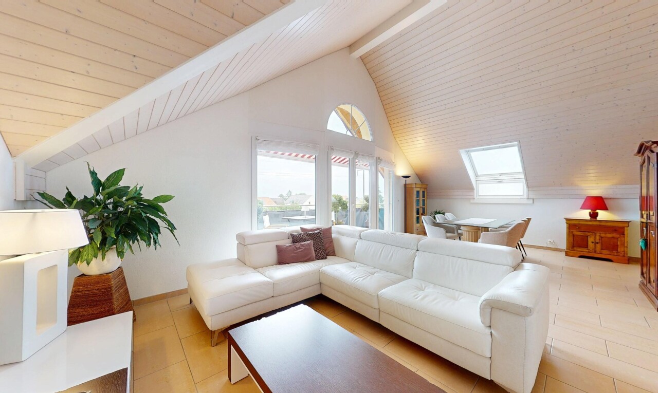 wohnzimmer mit balkendecke, beamed ceiling, inside property, dachschräge, und vaulted ceiling