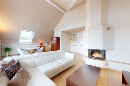 salon avec puits de lumière, plafond à poutres, beamed ceiling, cloison sèche, et drywall