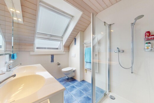 bad mit komplettes badezimmer, dusche, spiegel, schminktisch, und natürliches licht