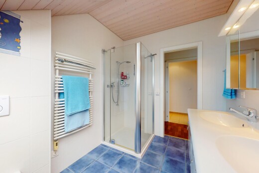 bad mit kühler, tile floor, fliesenboden, spiegel, und komplettes badezimmer
