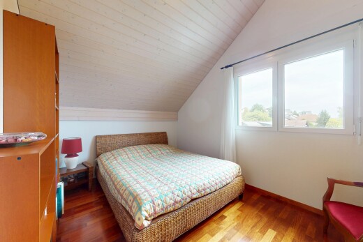 zimmer / schlafzimmer mit wood finish floor, holzfußboden, vaulted ceiling, dachschräge, und inside property