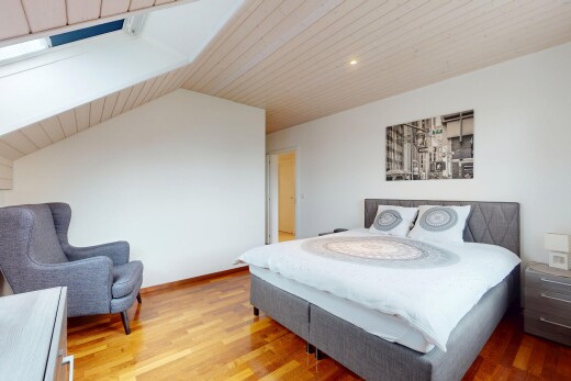 chambre avec wood finish floor, sol en finition bois, drywall, cloison sèche, et inside property
