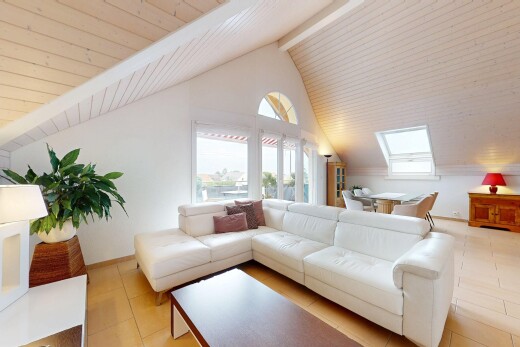 wohnzimmer mit balkendecke, beamed ceiling, inside property, dachschräge, und vaulted ceiling