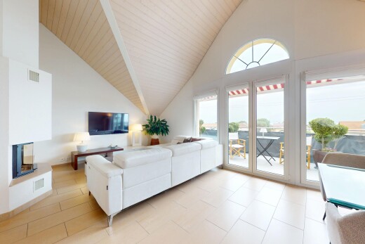 salon avec plafond voûté, vaulted ceiling, plafond haut, high ceiling, et télévision