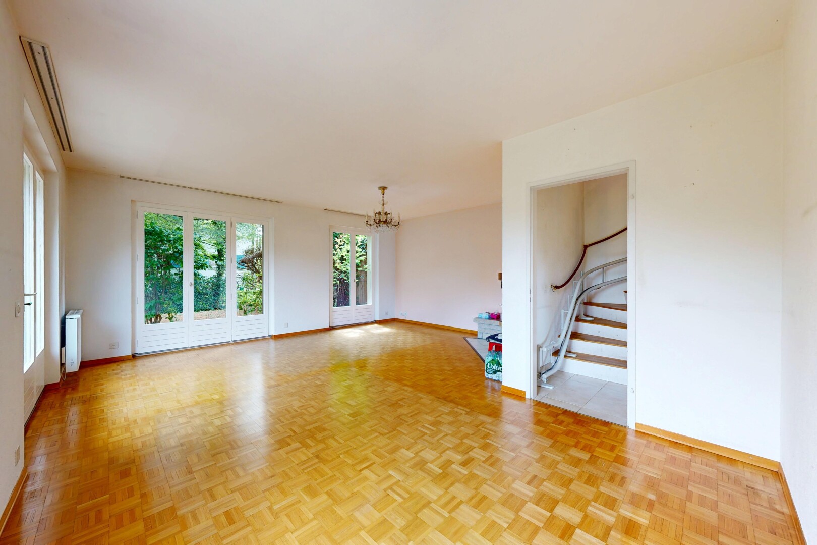 leerer raum mit parquet floor, treppen, holzfußboden, wood finish floor, und natürliches licht