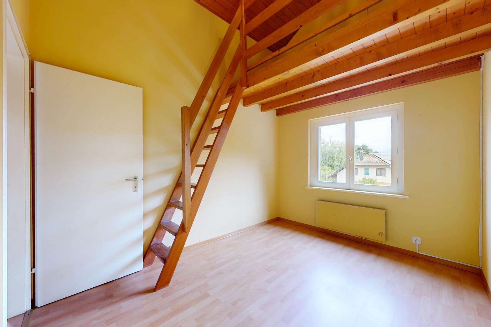 leerer raum mit inside property, treppen, gipskartonwand, drywall, und natürliches licht
