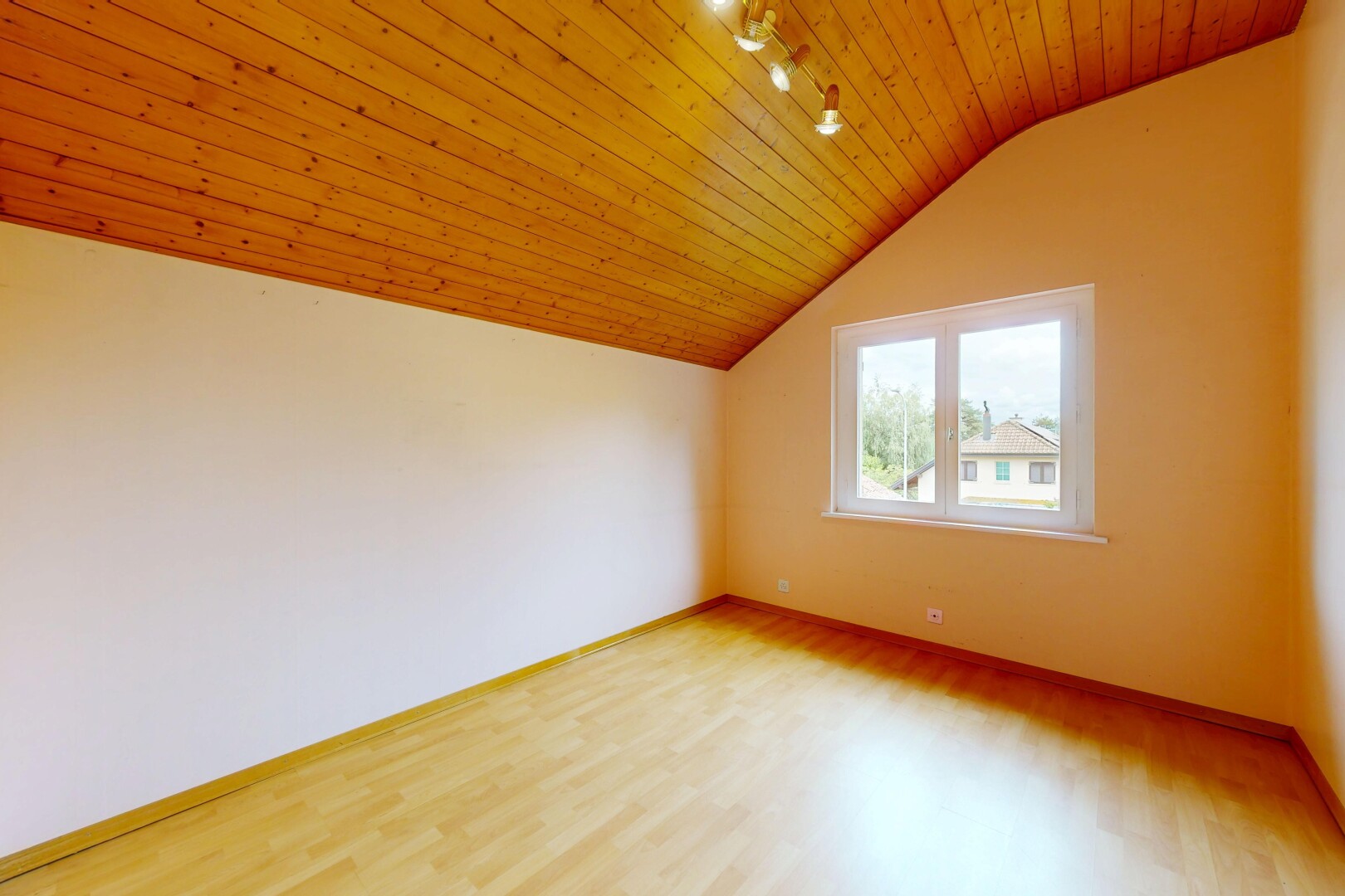 leerer raum mit gipskartonwand, drywall, holzdecke, wood ceiling, und holzfußboden