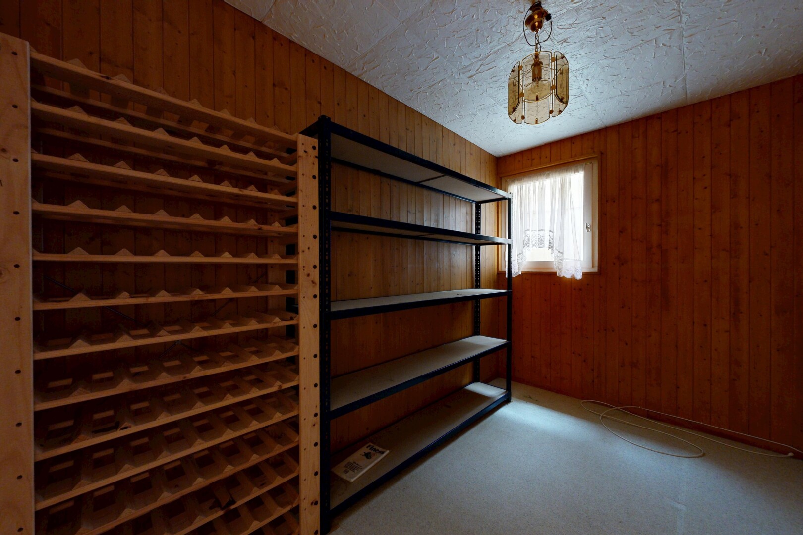 zimmer / schlafzimmer mit wood wall, holzwand, inside property, natural light, und natürliches licht