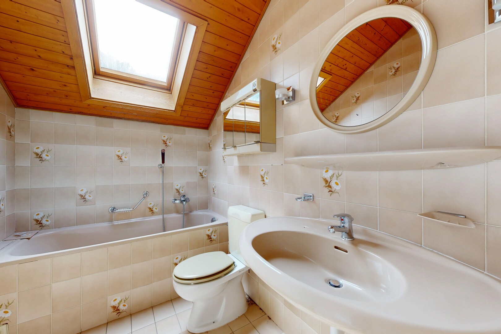 bad mit bad, spiegel, komplettes badezimmer, fliesenwand, und tile wall