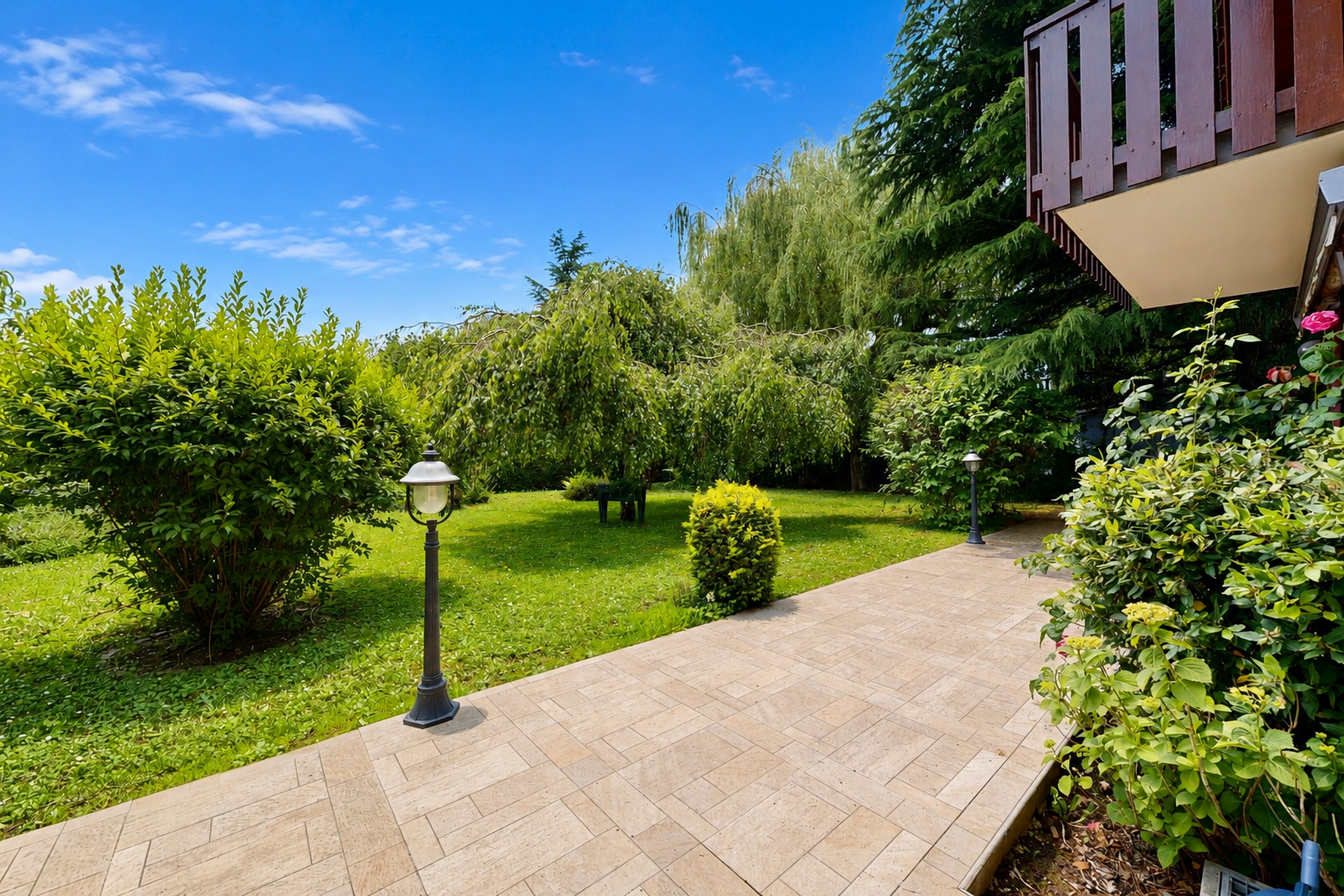 garten mit from property, day time, rasen, und markise
