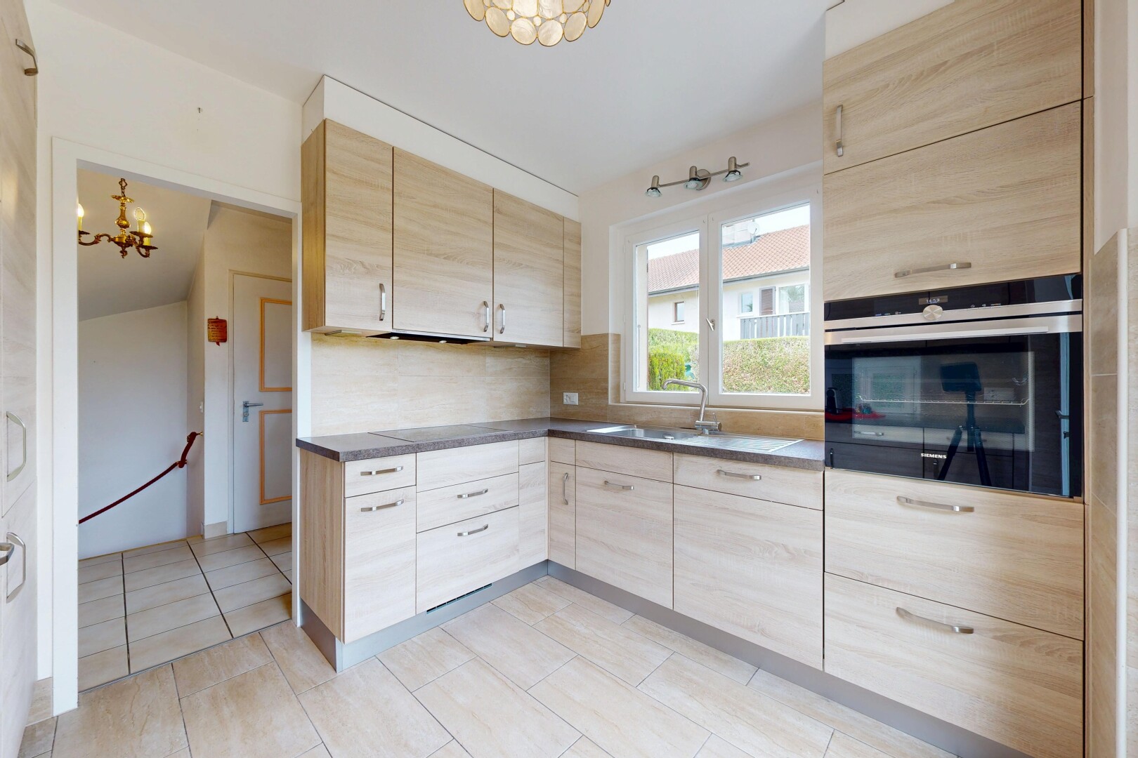 küche mit hellbraune schränke, light brown cabinets, ofen, light floor, und dark countertops