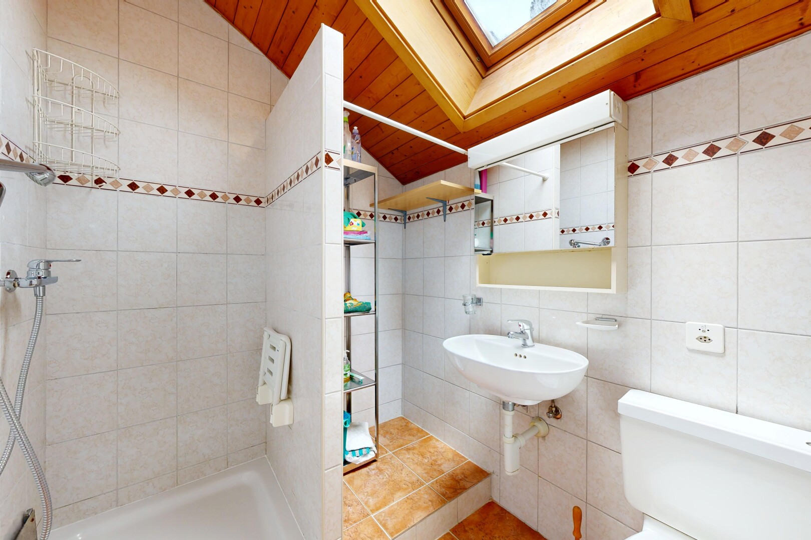 bad mit spiegel, fliesenwand, tile wall, inside property, und komplettes badezimmer
