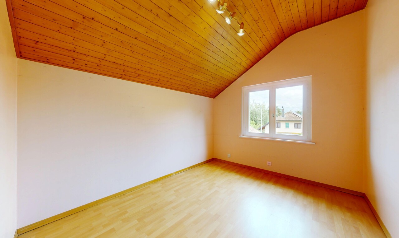 leerer raum mit gipskartonwand, drywall, holzdecke, wood ceiling, und holzfußboden
