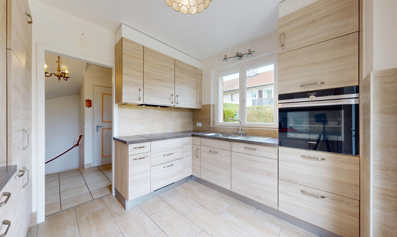 küche mit hellbraune schränke, light brown cabinets, ofen, light floor, und dark countertops
