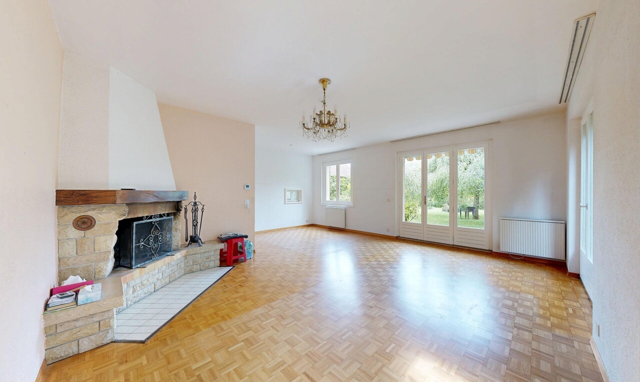 wohnzimmer mit holzfußboden, wood finish floor, parquet floor, kamin, und inside property
