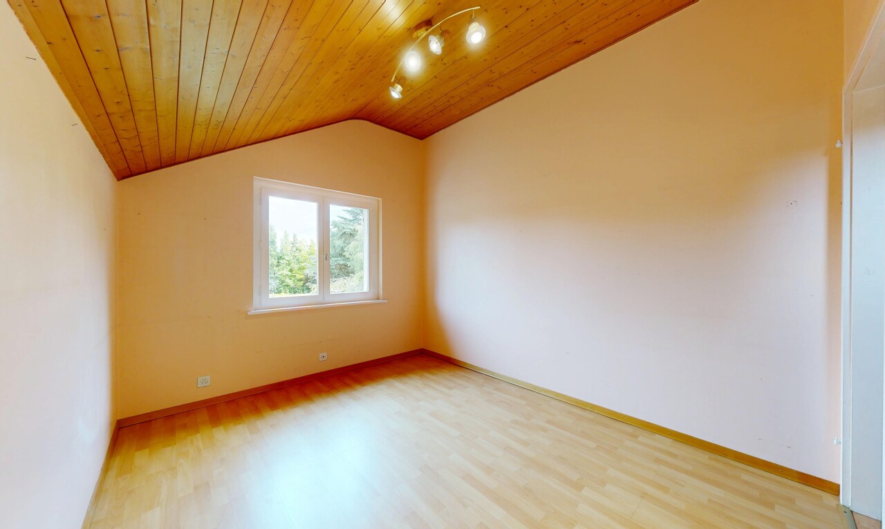 leerer raum mit drywall, gipskartonwand, natural light, natürliches licht, und wood finish floor