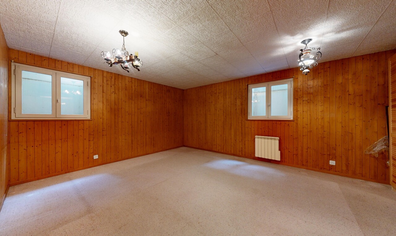 leerer raum mit bemerkenswerter kronleuchter, natural light, natürliches licht, kühler, und carpet