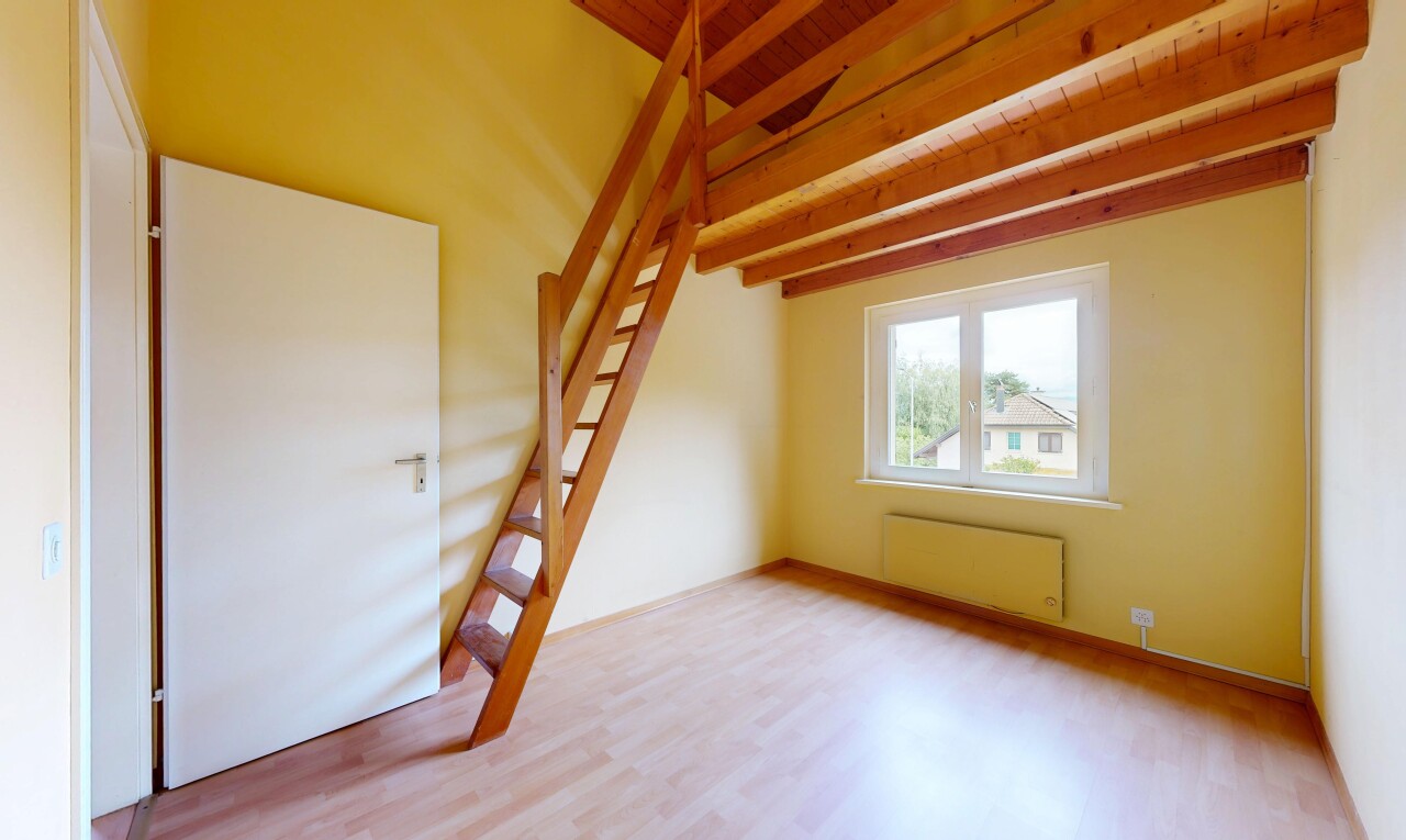 leerer raum mit inside property, treppen, gipskartonwand, drywall, und natürliches licht