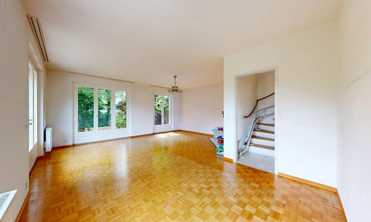 leerer raum mit parquet floor, treppen, holzfußboden, wood finish floor, und natürliches licht