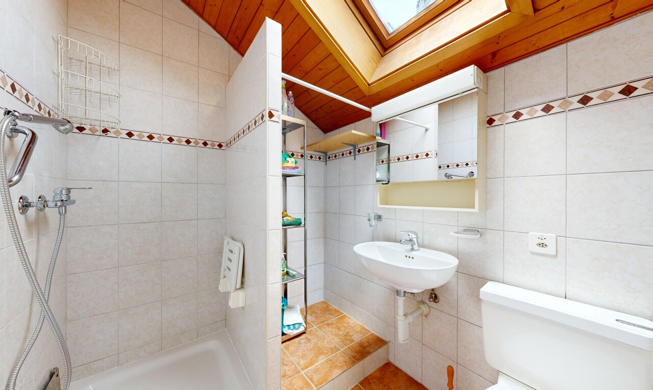 bad mit spiegel, fliesenwand, tile wall, inside property, und komplettes badezimmer