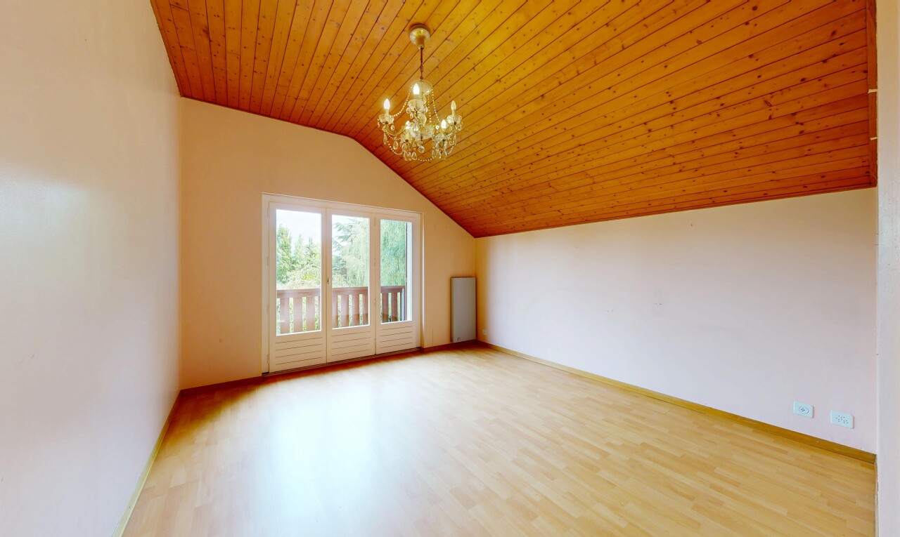 leerer raum mit drywall, gipskartonwand, wood ceiling, holzdecke, und natural light
