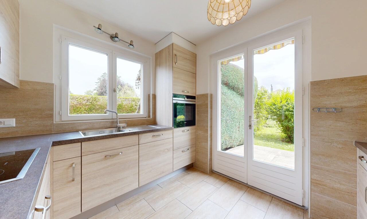 küche mit hellbraune schränke, light brown cabinets, ofen, light floor, und waschbecken