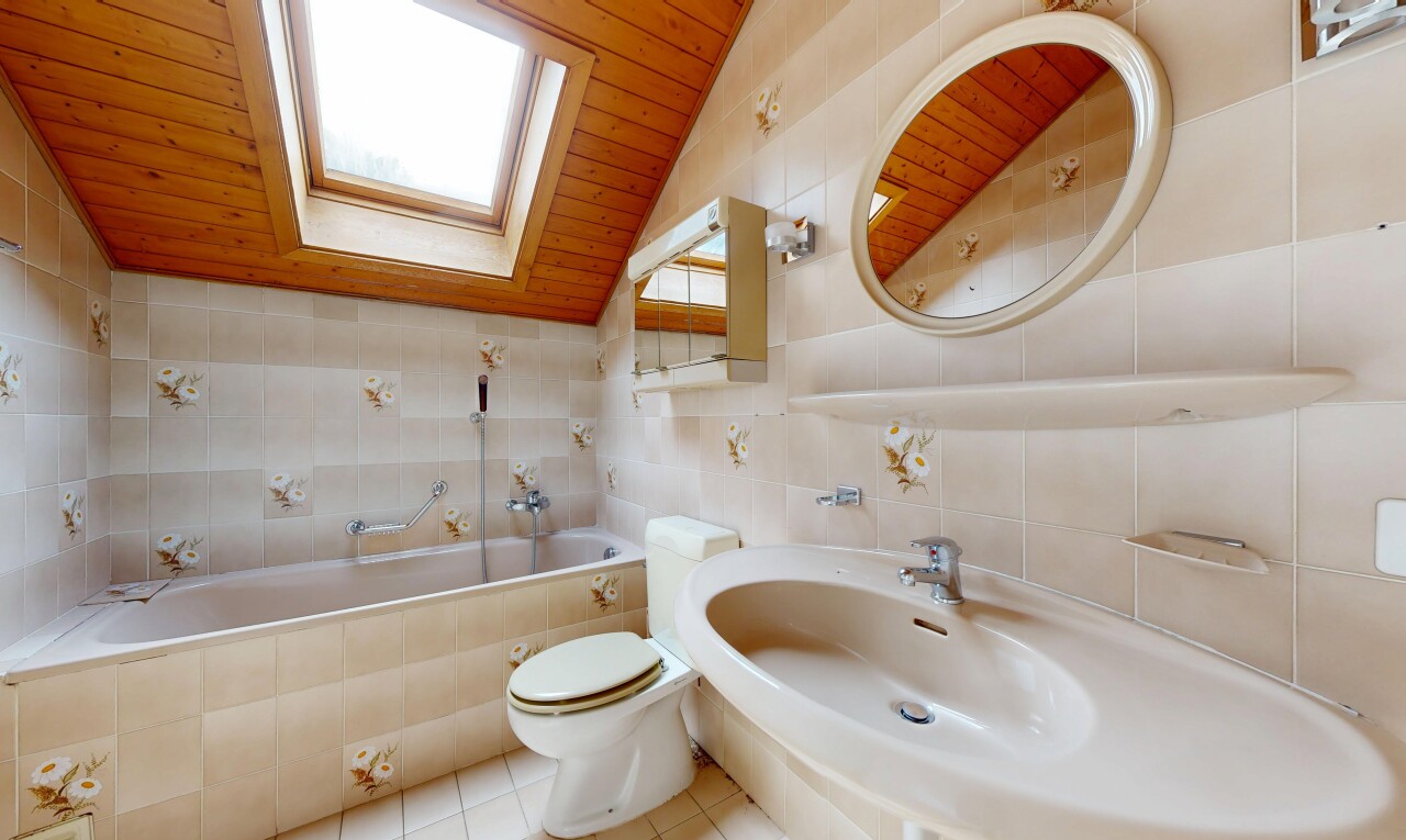 bad mit bad, spiegel, komplettes badezimmer, fliesenwand, und tile wall