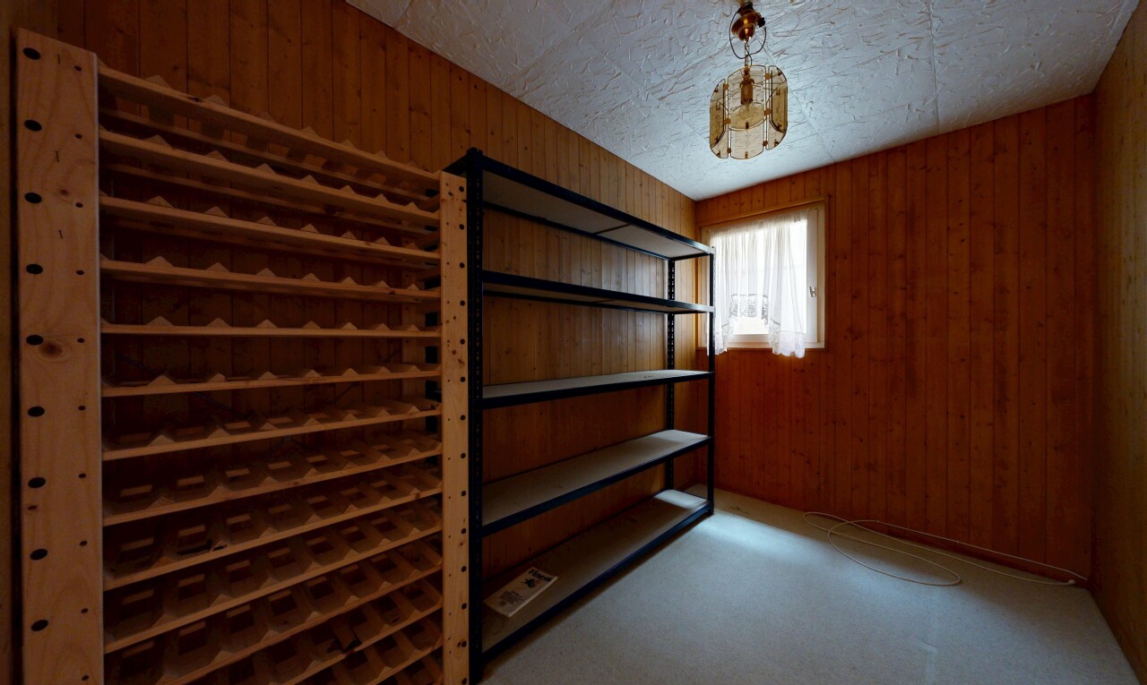 zimmer / schlafzimmer mit wood wall, holzwand, inside property, natural light, und natürliches licht