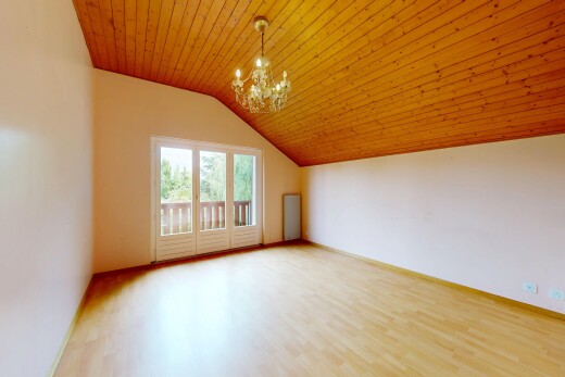 pièce vide avec drywall, cloison sèche, wood ceiling, plafond en bois, et natural light