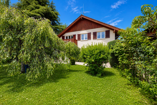 jardin avec property visible, pelouse, et day time