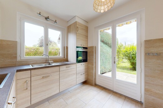küche mit hellbraune schränke, light brown cabinets, ofen, light floor, und waschbecken