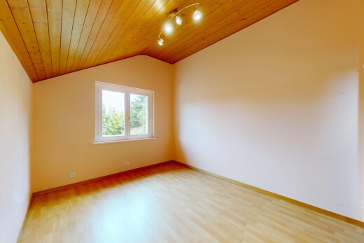 leerer raum mit drywall, gipskartonwand, natural light, natürliches licht, und wood finish floor