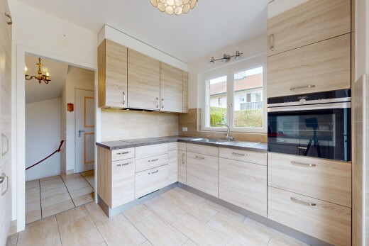 küche mit hellbraune schränke, light brown cabinets, ofen, light floor, und dark countertops